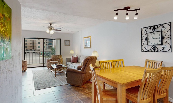 Ocean View Halifax Estates Apartamento | Enchanting oceanfront condo with pool, tennis, beach access, & W/D