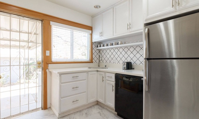 Encino Casa | Encino Charmer with large Backyard