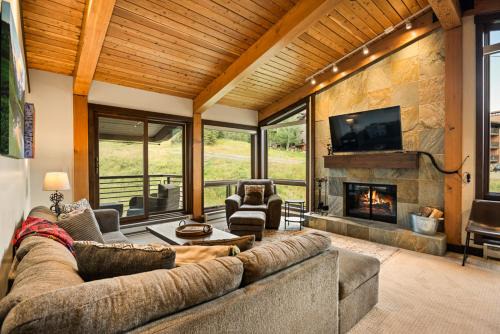 Snowmass Village Casa | Enclave 312, Ski-In/Ski-Out Condo, Top Floor w/Hot Tub, Gym and Out Door Pool in Snowmass