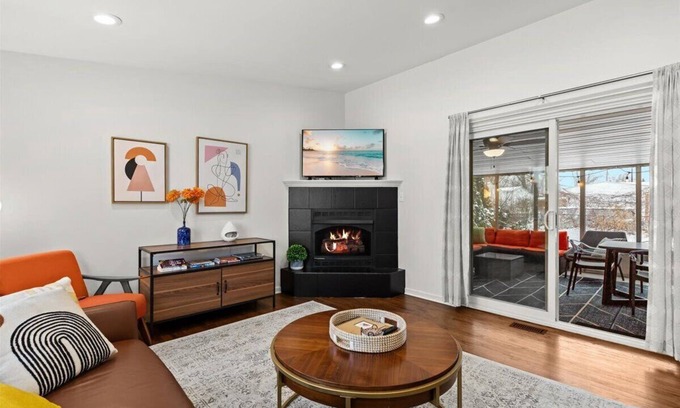 Madison Heights Casa | ★Enclosed Patio★ Gas Fireplace EV Charger BBQ 4Bed 2Bath- Entire House Royal Oak