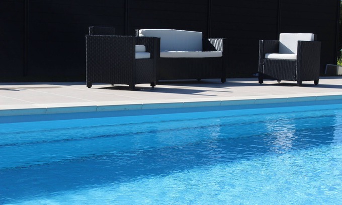 Grandvillers Cabaña | Área de piscina cerrada climatizada de mayo a octubre a 28 °, parque y zona de relajación.