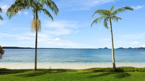 Soldiers Point Apartamento | Encore five nine – luxurious absolute beach front apartment
