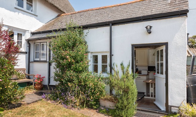 Malborough Cabaña | END COTTAGE, character holiday cottage, with open fire in Malborough