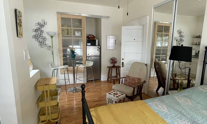 Golden Hill Apartamento | Endearing Golden Hill Studio