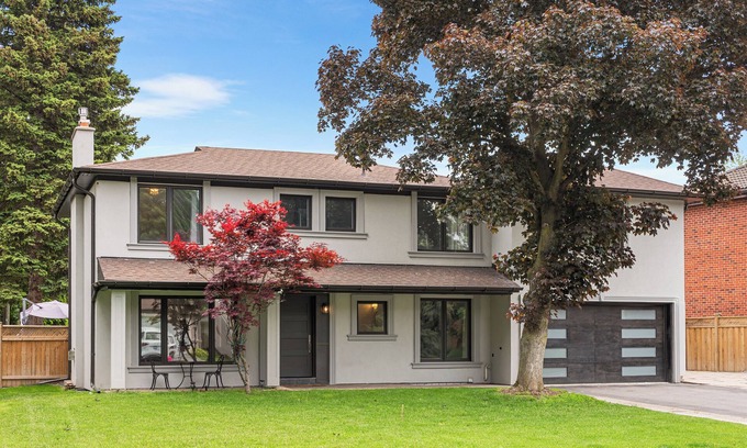 Newtonbrook Casa | Endless Comfort Awaits In This Poolside Hideaway!nTranquility meets