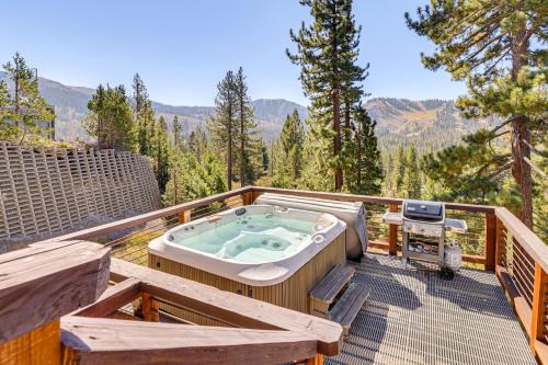 Norden Casa | Endless Mtn Views! Group Ski Lodge at Sugar Bowl