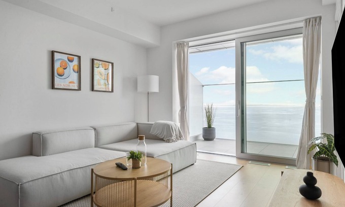 Aarhus C Apartamento | Endless ocean views with private balcony