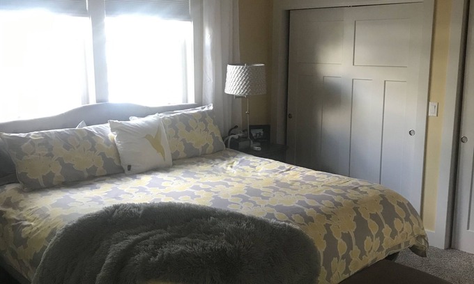 Polson Cabina | Endless Sunsets & Huge Gravel Beach & Remodeled Cottage/Cabin