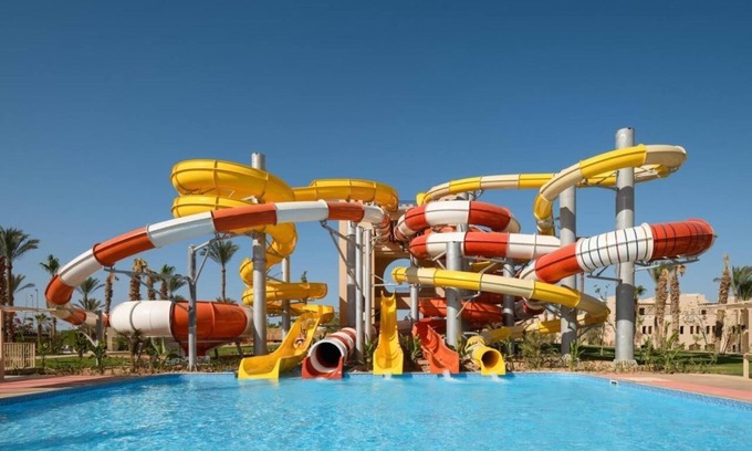 Sharm El Sheikh Complejo | Engaging Suite with Aquapark & Beach Views – Family Fun Awaits
