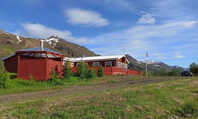 Oxnadalur Valley Casa | Engimyri, a comfy Mountain-surrounded Guesthouse