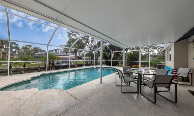 Grove City Casa | Englewood 2 Bedroom Canalfront Pool Cottage