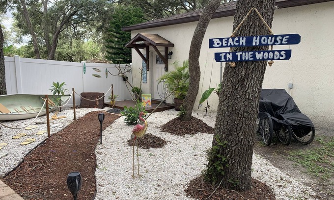 Port Richey Casa | ❤️English Tudor Guest House fenced yard BRING PET! Mini Donkey to pet❤️ MAY SALE!