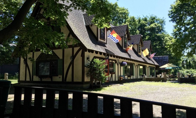 Gloucester Casa | English Tudor Manor-Walk To Beach