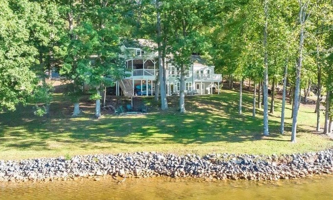 Westlake Corner Casa | Procrastinated?? Availability from August 18-28 and only a 3 night minimum!