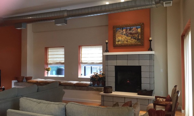 Shorewood-Tower Hills-Harbert Condominio | Toscano-Inspired Loft Moderno Tallado De un renovado Bodega