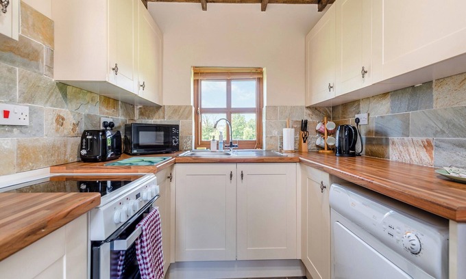 Kidwelly Cabaña | Enjoy a Carmarthenshire countryside break at this peaceful farm stay.