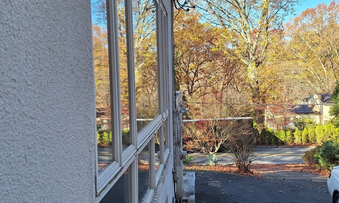 Scarsdale Casa | Enjoy a centrally located Edgemont 3Brm house in nature