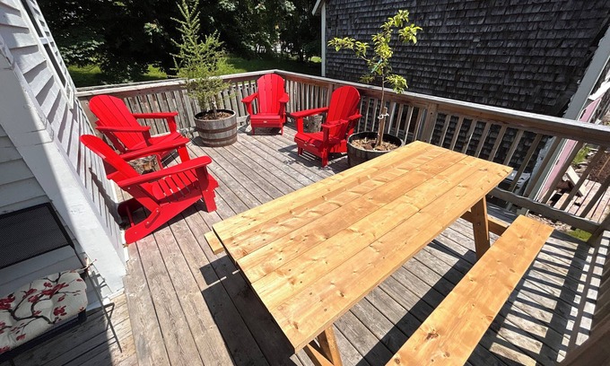 Sackville Casa | Enjoy a cozy stay at Sunflower House, a three-bedroom home in Sackville, N.B.