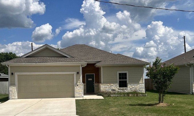 Lockhart Casa | Enjoy a game of a pool or a relaxing soak in the jacuzzi at the hangout!