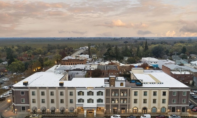 Winters Hotel | Enjoy a Hassle-Free and Suiting Stay! Pet-friendly Hotel with Free Parking!