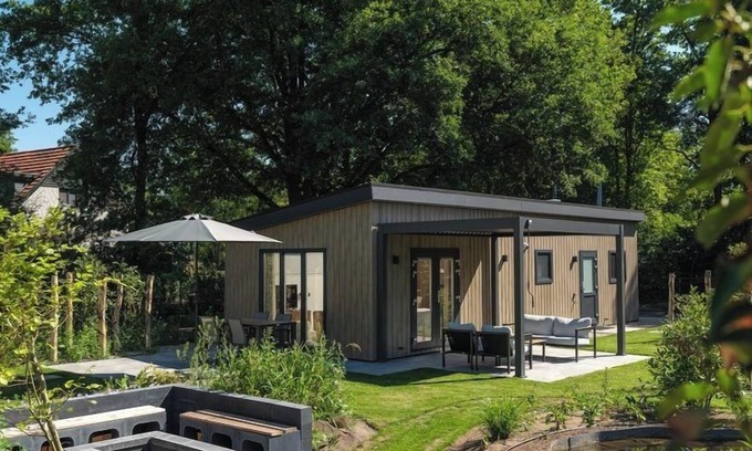 Lieren Casa | Enjoy a luxurious holiday home for 4 people in the wooded nature of the Veluwe, complete with modern amenities, air conditioning, and a stylish pergola for ultimate comfort. You can also completely unwind in the wonderful private hot tub and sauna, p