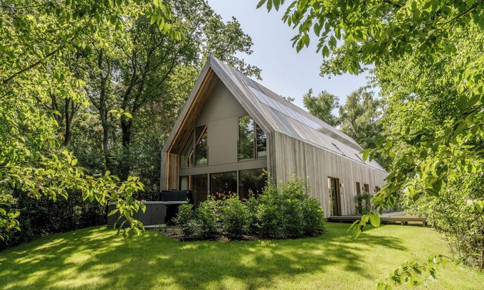 Zolder Casa | Enjoy a luxury vacation in the Lodge with Jacuzzi, accommodating 8 guests, set in a serene forest edge location.