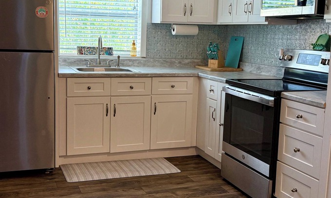 Matagorda Casa | Enjoy a nice retreat conveniently a few miles from beach or fishing docks.