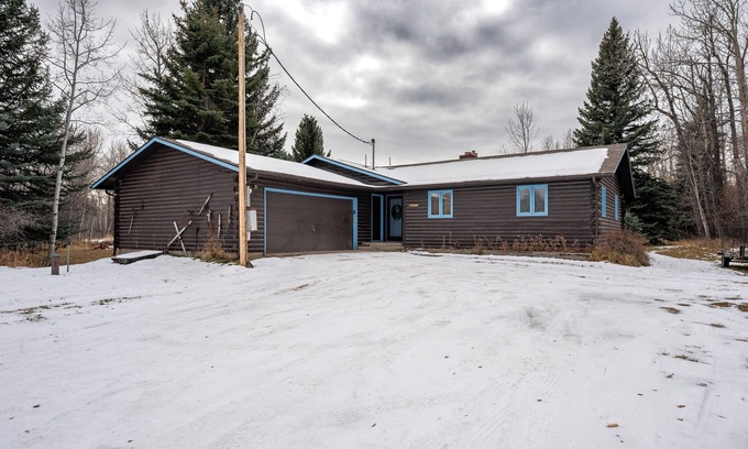 Red Lodge Cabina | Enjoy a peaceful retreat and a fisherman's dream on Rock Creek!