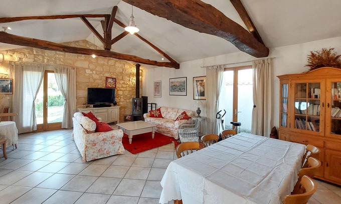 Ambares-et-Lagrave Casa | Enjoy a relaxing vacation in this vacation home on the lake.