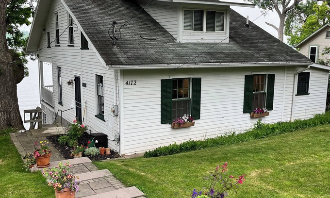 Livonia Cabaña | Disfrute de una escapada relajante en Casa San Leone en el hermoso Lago Conesus.