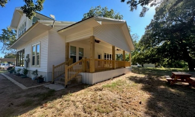 Arthur City Otro | Enjoy a Relaxing Retreat to The Farmhouse in the East Texas Countryside!