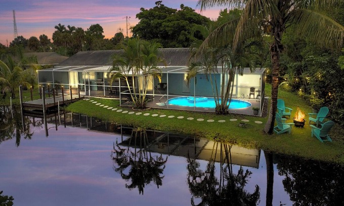 Fort Myers Casa | Enjoy a stunning waterfront view, pool table,kayaks, fishing, BBQ, heated & pool