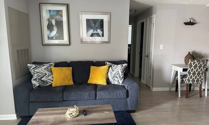 Kettering Apartamento | Enjoy a stylish experience. Corporate housing or family vacation.