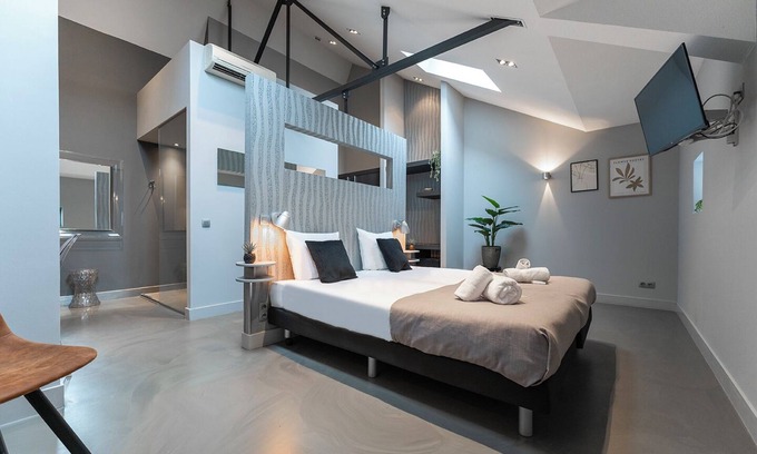 Oss Casa | Enjoy a stylish stay in our 12-bedroom property each with a private shower and fridge