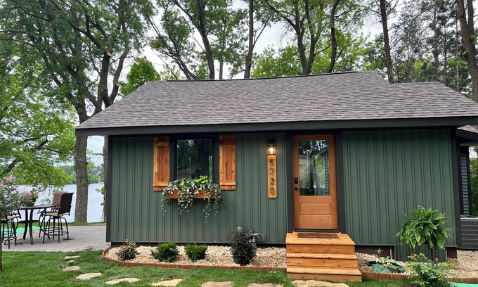 Lake Wissota Cabina | Enjoy a summer stay at Ira's Olive Oasis on beautiful Lake Wissota.
