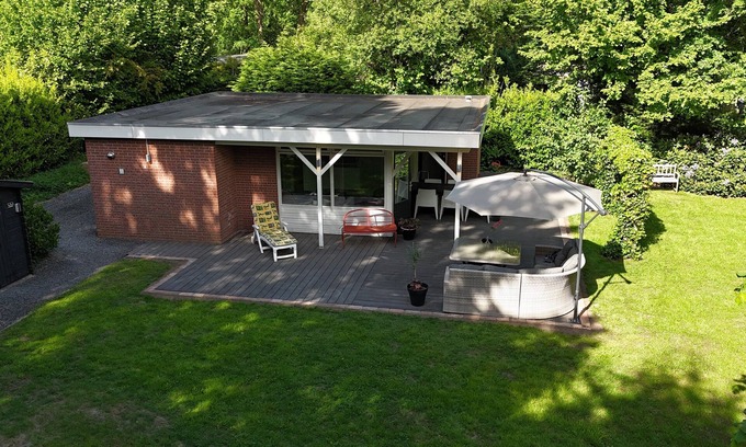 Gasselte Casa | Enjoy a wonderful stay in this detached, child-friendly bungalow. The spacious, sunny garden gives you all the freedom to enjoy the outdoors.