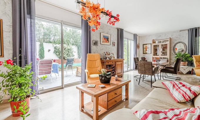 Caissargues Casa | Enjoy a wonderful vacation in this attractive vacation home with pool.
