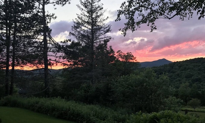 Wilmington Casa | Disfrute de las cuatro estaciones en Beautiful Wilmington, VT; 15 min del monte. Nieve