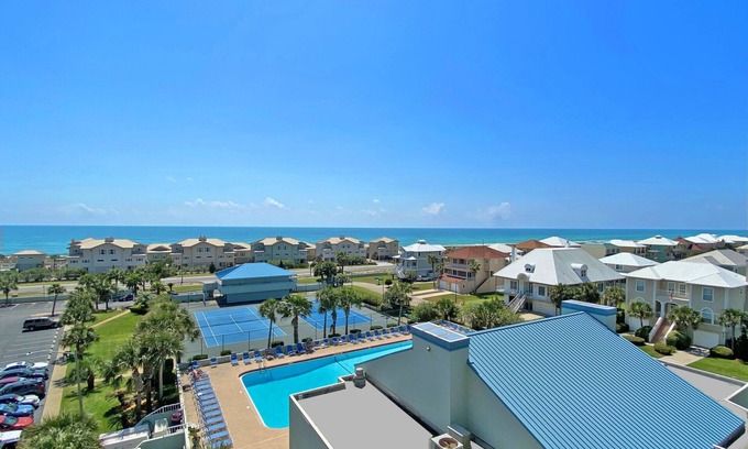 Pensacola Beach Condominio | Disfrute de increíbles puestas de sol en el balcón envolvente que ofrece vistas del Golfo y el sonido