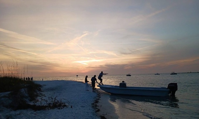Bradenton Beach Alquiler De Eote | Enjoy an evening under the stars in our one of many sailboats in Sarasota Bay!