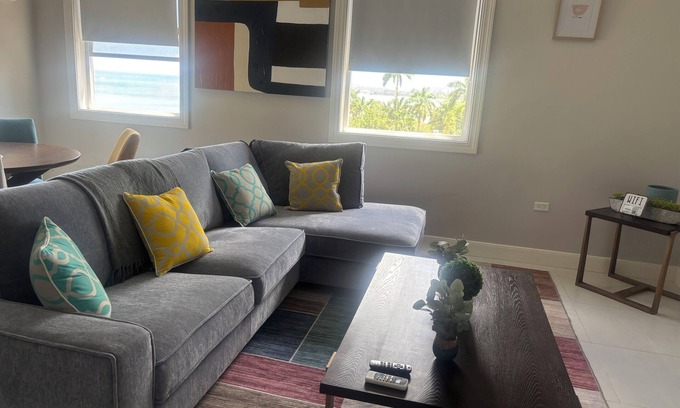Reading Apartamento | Enjoy and relax! Spacious 2/2, ocean views, gym,& pool, in lovely Montego Bay!