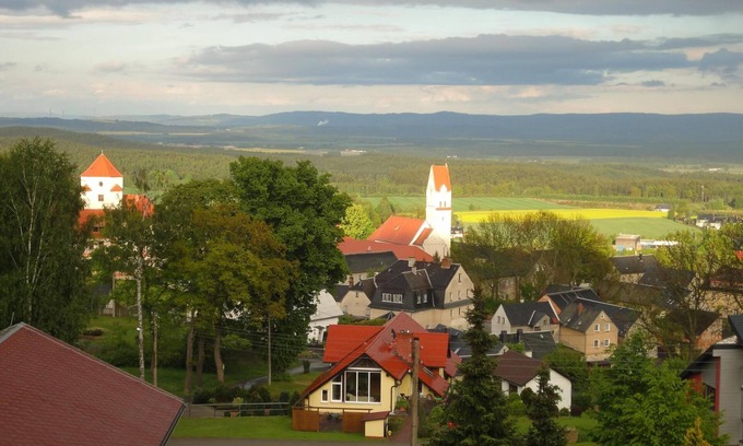 Bad Brambach Apartamento | Disfruta y relájate con una maravillosa vista panorámica del castillo de Schönberg