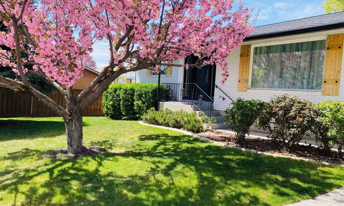 Lakeview Casa | Enjoy Artisan Bread ❤️ Quiet Rambler + Historic Park, Firepit, Pets, 2 Car Garage