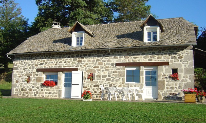 Raulhac Cabaña | Promoción, Gîte de France, cerca de Super-Lioran, casa de piedra, animales, wifi
