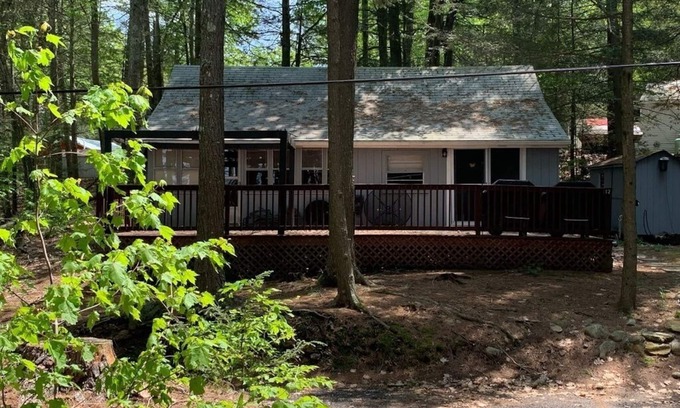 Northwood Cabaña | Enjoy being serenaded by loons at this rustic Northwood lake view cottage!