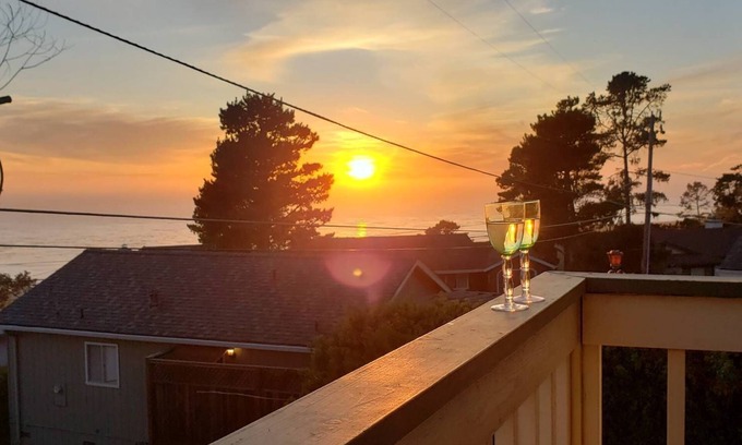 Marine Terrace Casa | Enjoy Big Views on Lodge Hill in Cambria! Great location and Pet-Friendly!