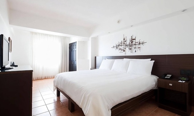 San José Hotel | Enjoy Bird-Watching at Parque España! Spacious Unit, Pet-friendly & FREE Parking