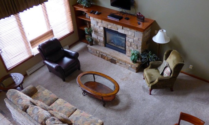 Stanley Hills Condominio | Enjoy classic, vintage décor, and mountain views from private outdoor hot tub!