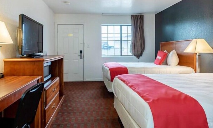Pearsall Casa | Enjoy Comfort and Convenience on your Vacation! Pets Allowed, FREE Breakfast!
