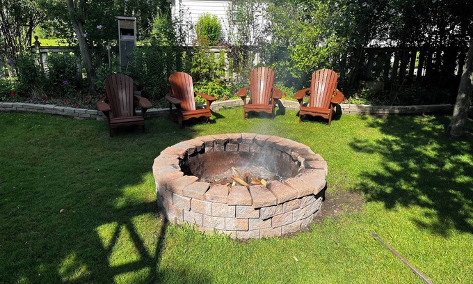 Alcona Cabaña | Enjoy cottage living. Just a short walk away from the beach!